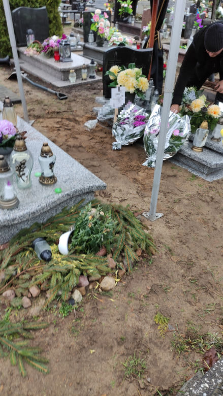 Zakatowana Zuzia jest już wśród aniołków. Widok maleńkiej urny łamie serce