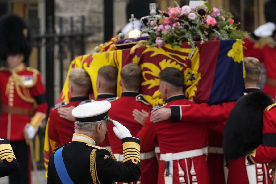 Trumna z Królową przybyła do Westminsteru