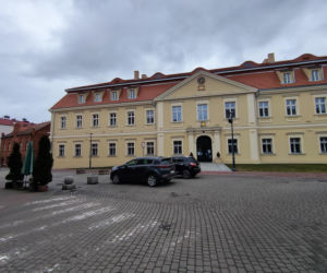 To miasto ma jeden z najstarszych rynków na Śląsku. Zachwyca zabytkowymi kamienicami i ratuszem