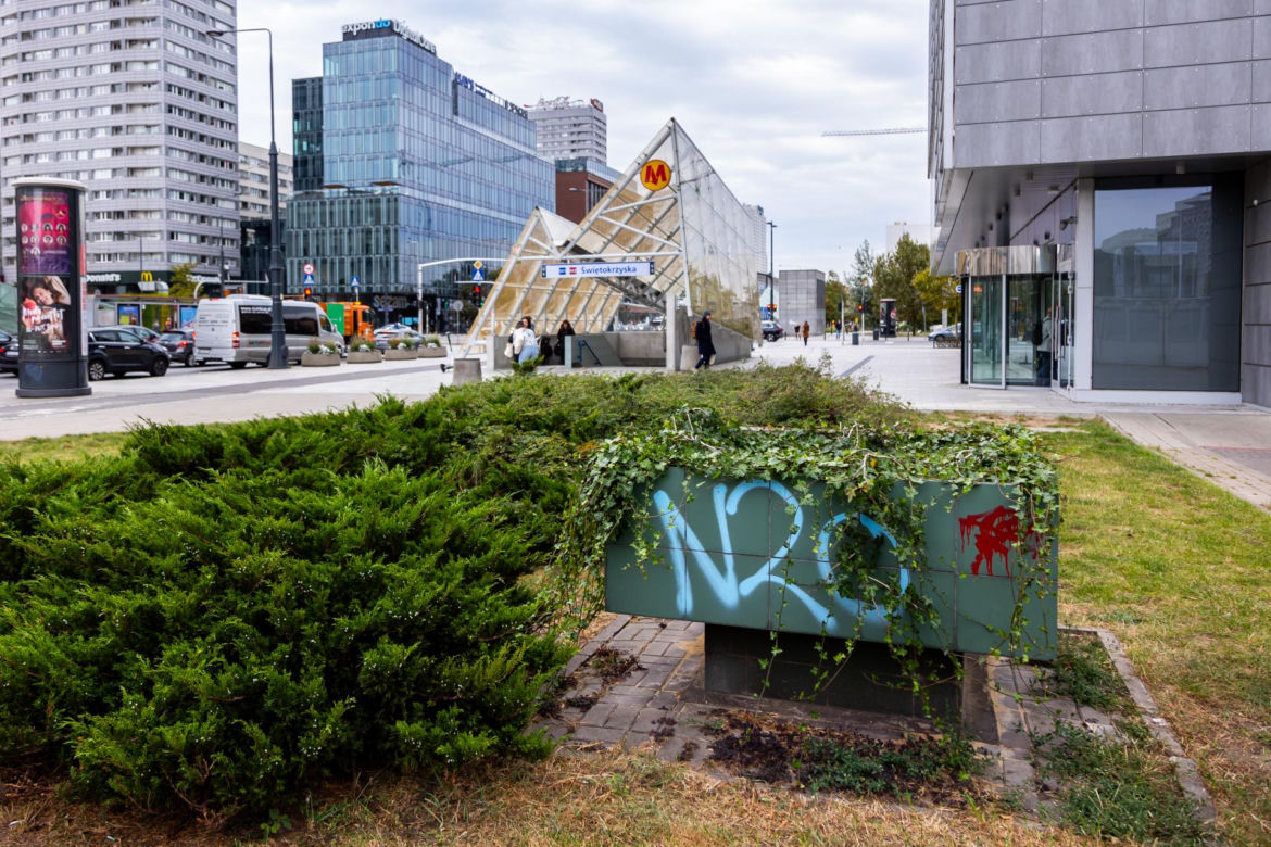 Graffiti w Warszawie – okolice wejścia do metra Świętokrzyska