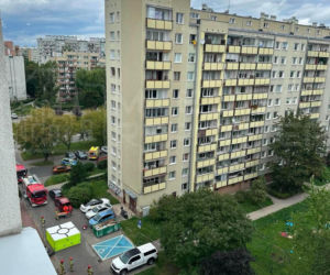 Dramatyczna akcja służb w Warszawie. Mężczyzna po 19 godzinach zszedł z parapetu