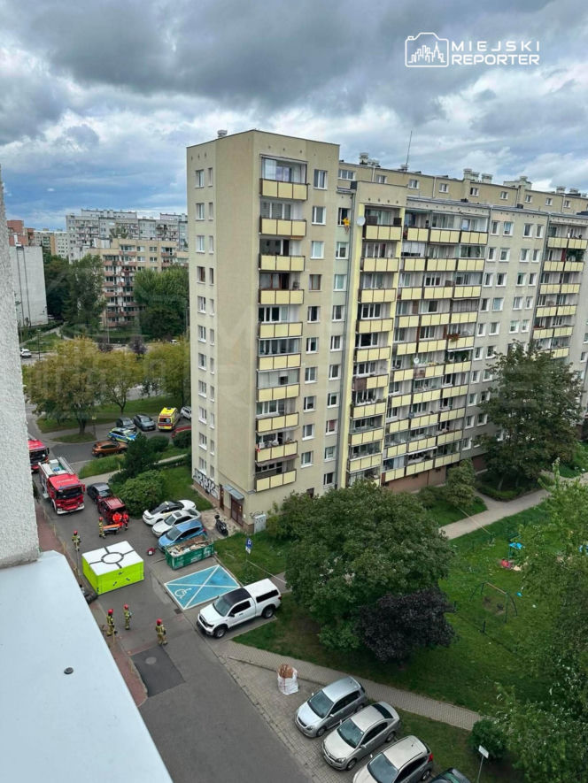 Dramatyczna akcja służb w Warszawie. Mężczyzna po 19 godzinach zszedł z parapetu