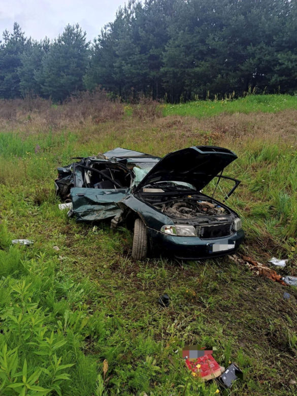 Osiek. Poważny wypadek na przejeździe kolejowym. 60-latek wjechał prosto pod pociąg [ZDJĘCIA].