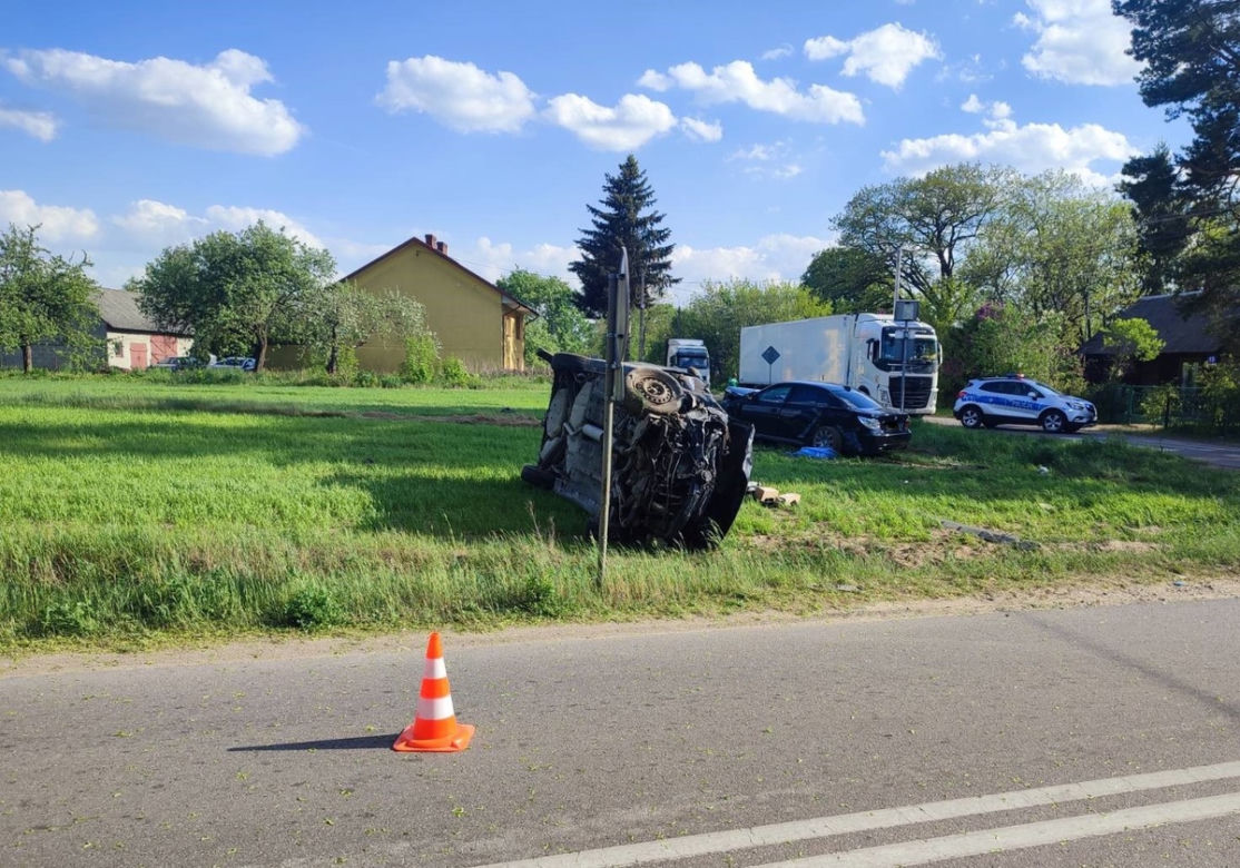 Dwa wypadki w odstępie kilku chwil! Kierowca przyglądał się zderzeniu BMW i opla i potrącił rowerzystę pod Ostrowią Mazowiecką [ZDJĘCIA]