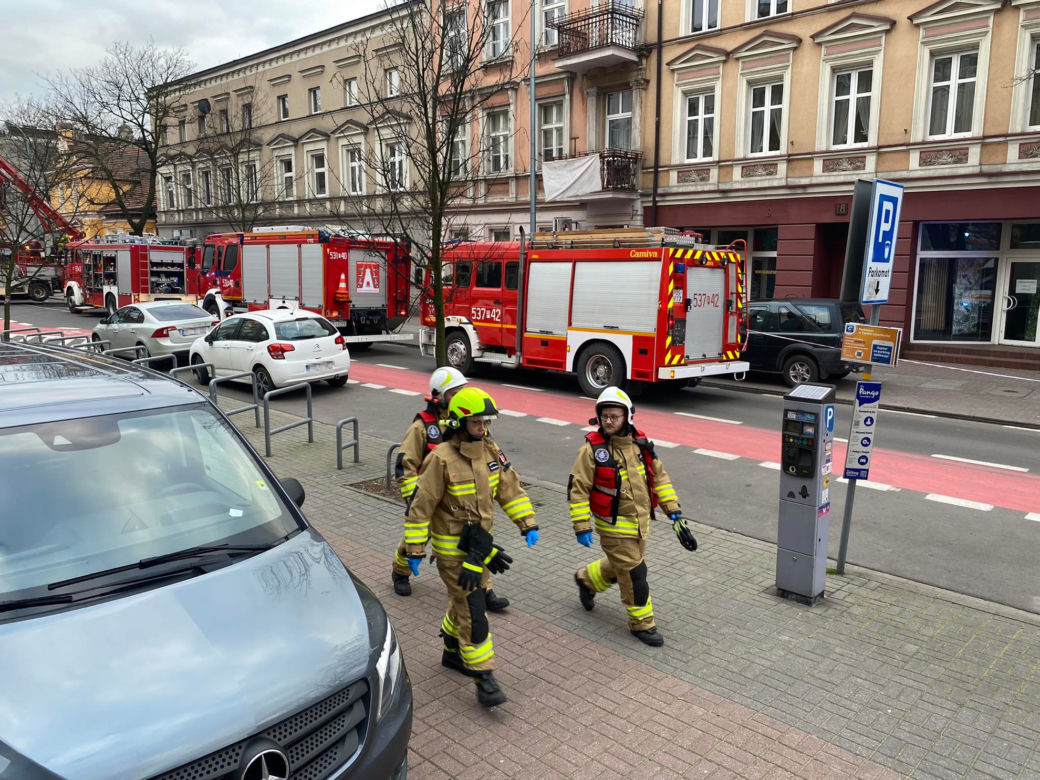 Pożar odciął im drogę ucieczki. Bohaterscy strażacy wynieśli na rękach trzymiesięczne niemowlę