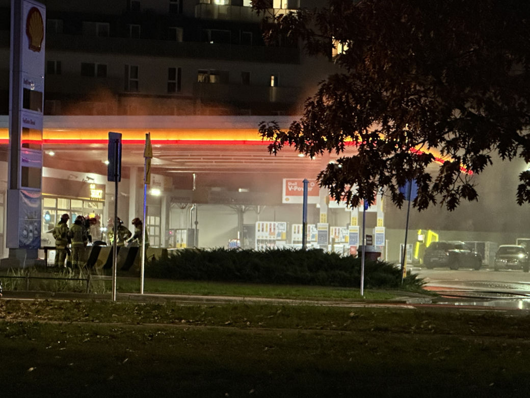 Wielka akcja strażaków na Bielanach. Na stacji ulatniał się gaz, pracownicy ewakuowani