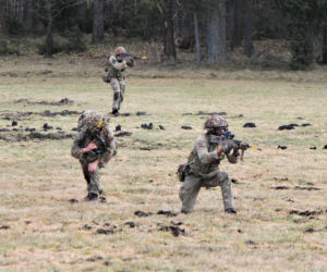 Brytyjscy żołnierze, ćwiczenia na poligonie