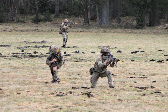 Brytyjscy żołnierze, ćwiczenia na poligonie