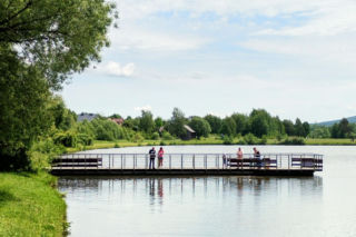 Unikalna wieś w Świętokrzyskiem. Szklany dom w Ciekotach przyciąga turystów 