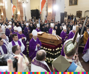 Łomża. Biskup Stanisław Stefanek pochowany. Żegnały go setki ludzi