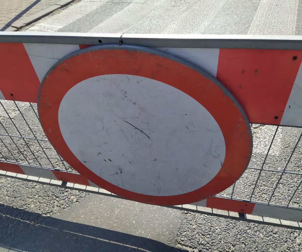 Wiadukt na DK 52 zamknięty po uderzeniu ciężarówki. Nie kursują pociągi