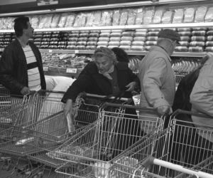 Chleb za 60 groszy, masło za 1,53 zł. Tak żyli Polacy po denominacji złotego 