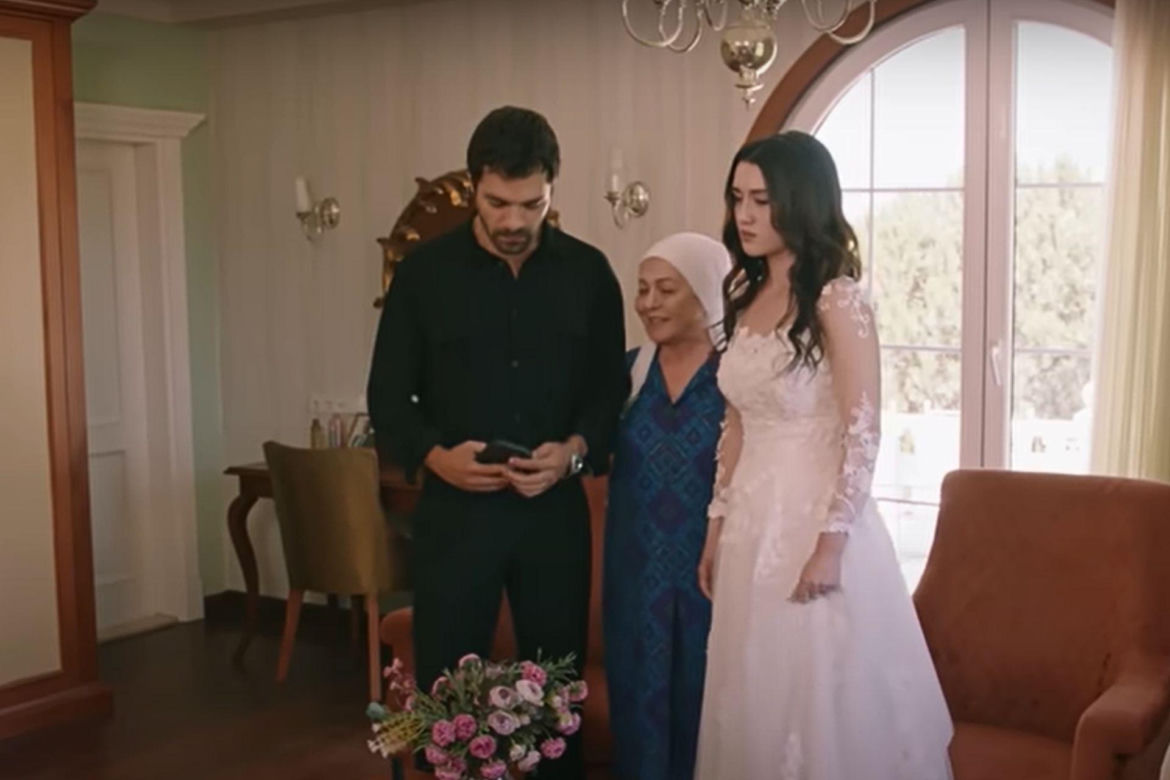 Zumrut, która myśli, że Zeynep bierze ślub z Halilem, przyprowadza go do niej 
