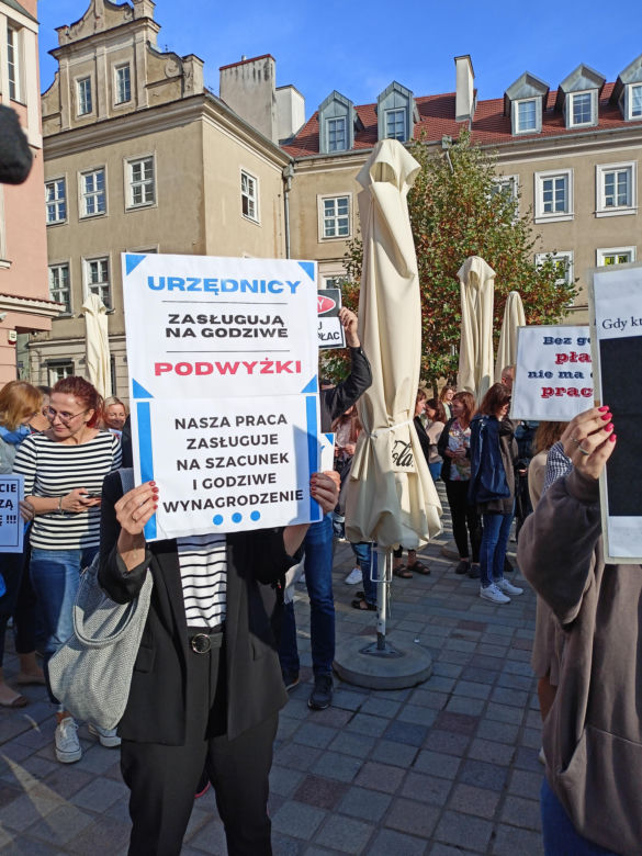 Pikieta urzędników poznańskich na Placu Kolegiackim
