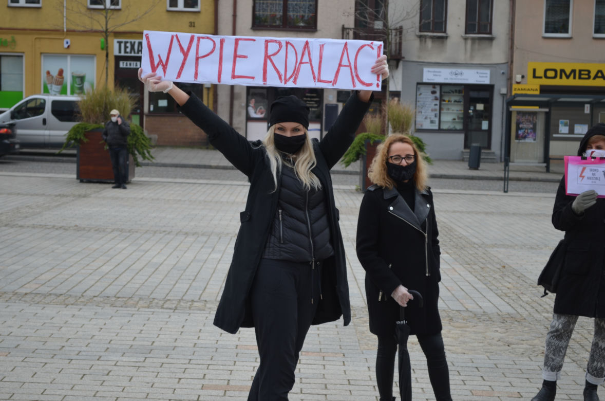 "NIE JESTEŚMY INKUBATORAMI" w Starachowicach też protestowali przed biurami posłów PiS 