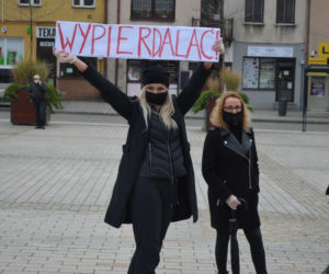 NIE JESTEŚMY INKUBATORAMI w Starachowicach też protestowali przed biurami posłów PiS 