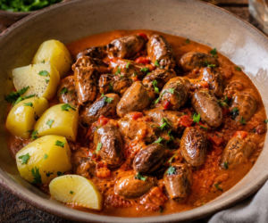 Serduszka drobiowe duszę w kremowym sosie z pieczonej papryki. Smakują lepiej niż niejedno drogie mięso