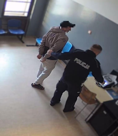 Pijany 31-latek jechał slalomem. Wiózł w aucie dziecko, choć nie miał prawa jazdy