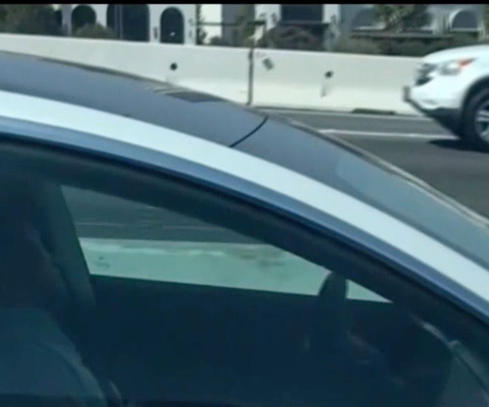 Beztroska drzemka za kierownicą Tesli Model 3