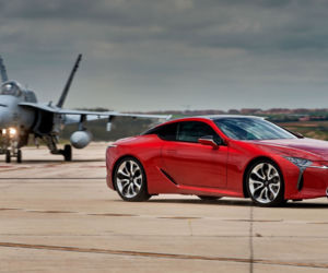 Lexus LC 500 ściga się z myśliwcem F-18