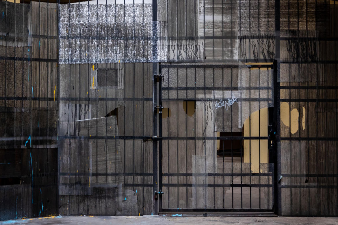 Pasaż Italia - zobacz, jak dziś wygląda zaniedbany zabytek. Nowe graffiti już przykryto kolejnym