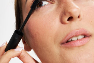 Walentynkowy makijaż. Czerwone usta i promienny blask na wieczorne wyjście