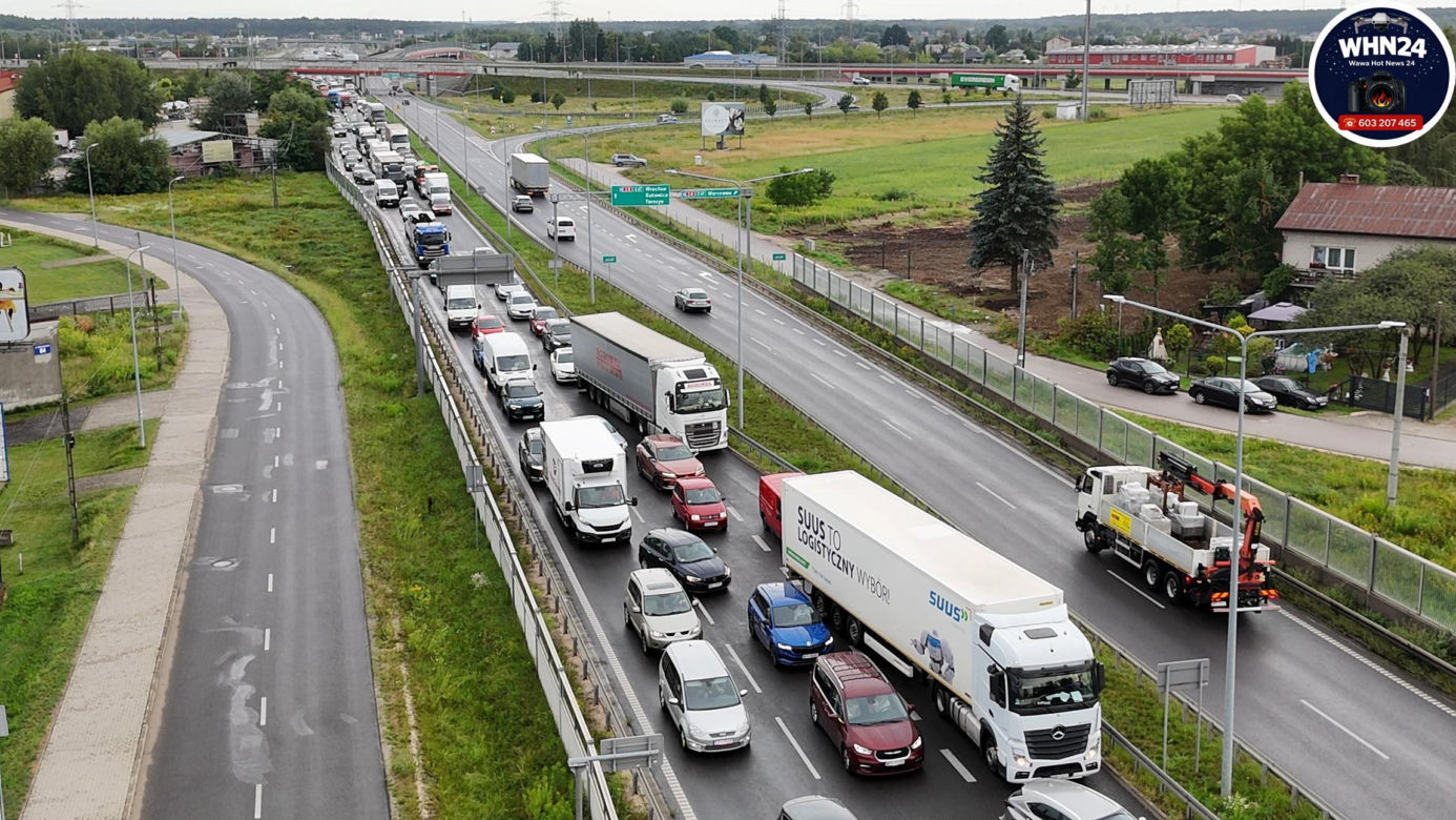 Groźny pożar dostawczaka w Jankach. Bardzo duże utrudnienia w ruchu