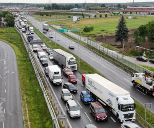 Groźny pożar dostawczaka w Jankach. Bardzo duże utrudnienia w ruchu