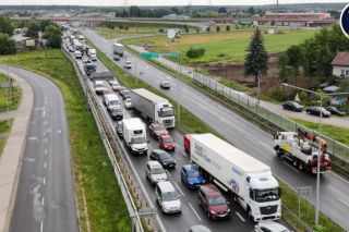 Groźny pożar dostawczaka w Jankach. Bardzo duże utrudnienia w ruchu