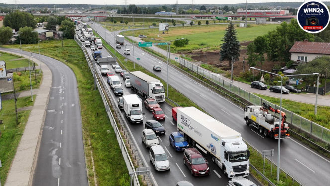Groźny pożar dostawczaka w Jankach. Bardzo duże utrudnienia w ruchu