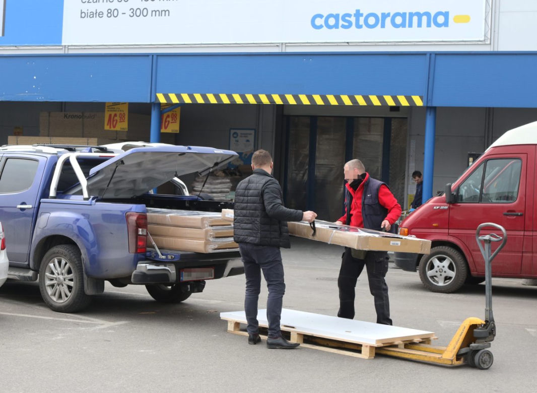Mieszkańcy Warszawy szturmują markety budowlane