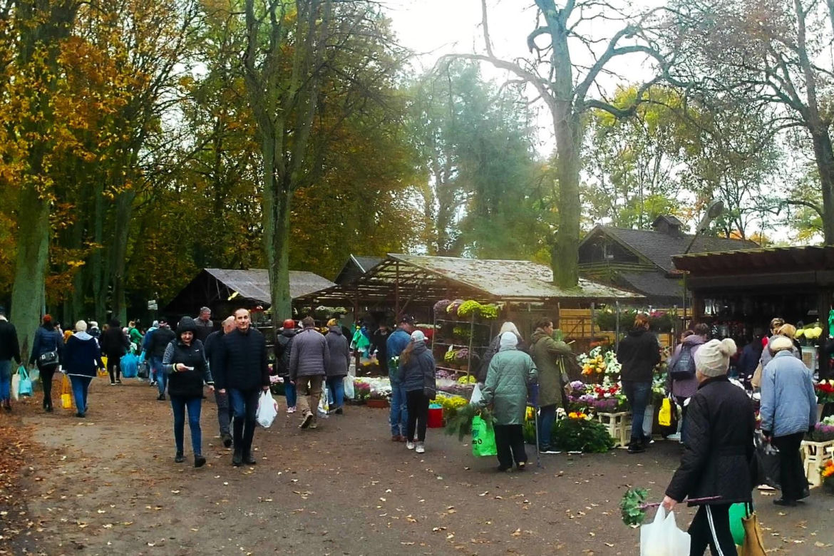 Wzmożony ruch na Cmentarzu Centralnym w Szczecinie