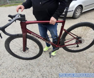 Pościg rodem z kina akcji. 20-latek na rowerze ścigany podczas wyścigu kolarskiego