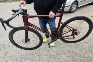 Pościg rodem z kina akcji. 20-latek na rowerze ścigany podczas wyścigu kolarskiego