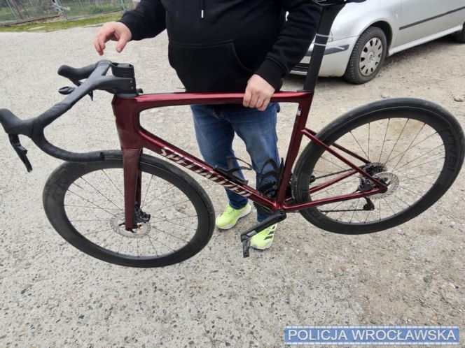 Pościg rodem z kina akcji. 20-latek na rowerze ścigany podczas wyścigu kolarskiego