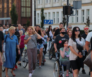 Torunianie protestują przeciwko przegłosowaniu Lex TVN