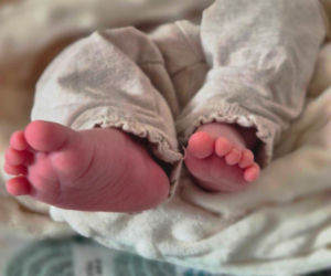 Urodziła i porzuciła dziecko obok pustostanu. Mała Wiktoria cudem przeżyła