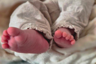 Urodziła i porzuciła dziecko obok pustostanu. Mała Wiktoria cudem przeżyła