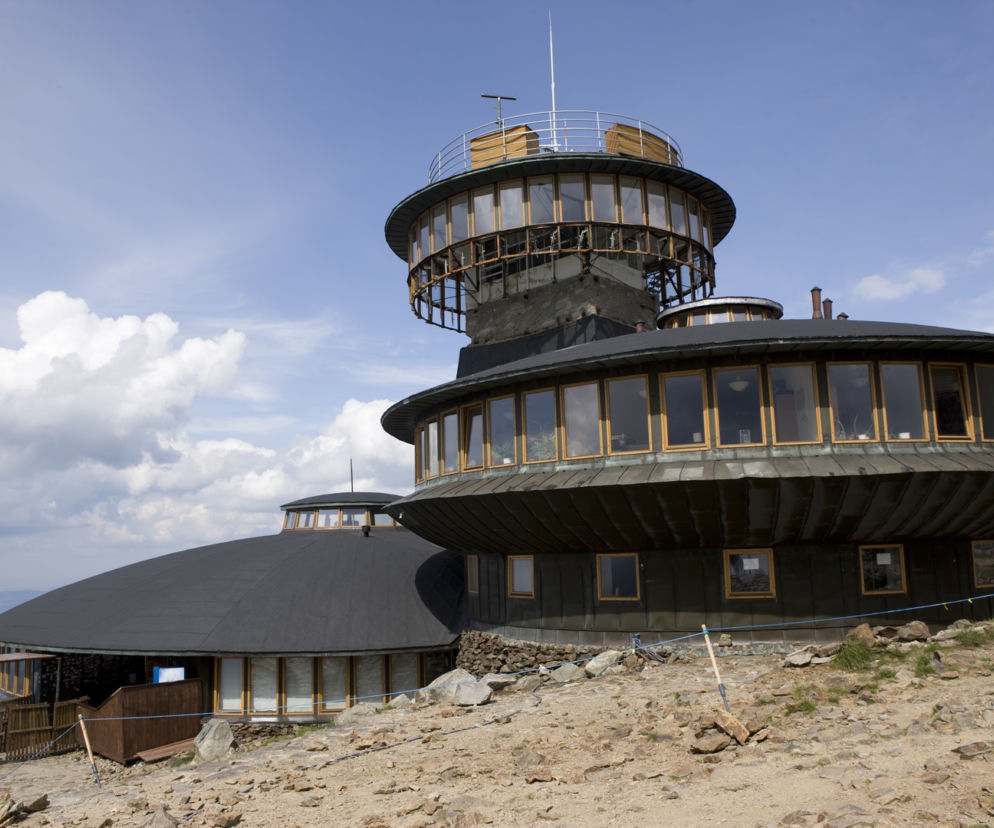 Budynek obserwatorium na Śnieżce o kształcie trzech dysków. O metamorfozie ikony Karkonoszy przeczytasz w Architektura.