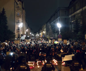 Na ulicach Katowic pojawiły się tłumy. Protestujący szli pod hasłem: Ani jednej więcej [ZDJĘCIA]
