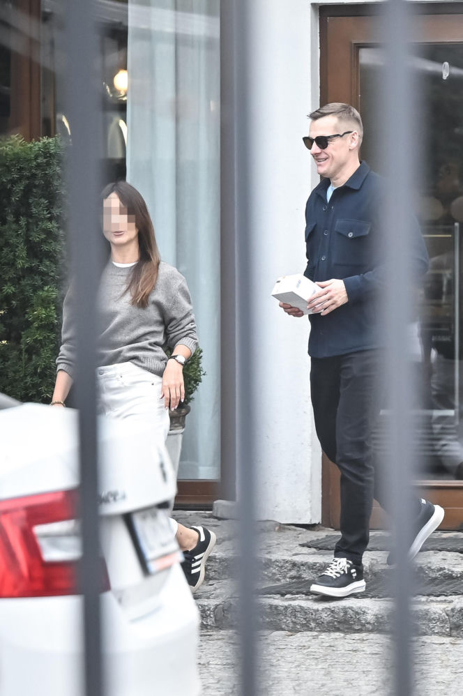 Marcin Mroczek z dziewczyną w cukierni