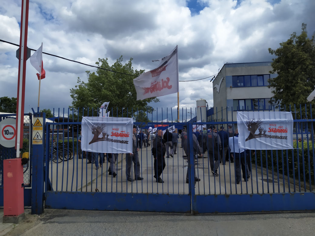 Trwa strajk generalny w Altrad Mostostal. Protestujących poparli związkowcy z Mostostalu Siedlce - zobacz zdjęcia!