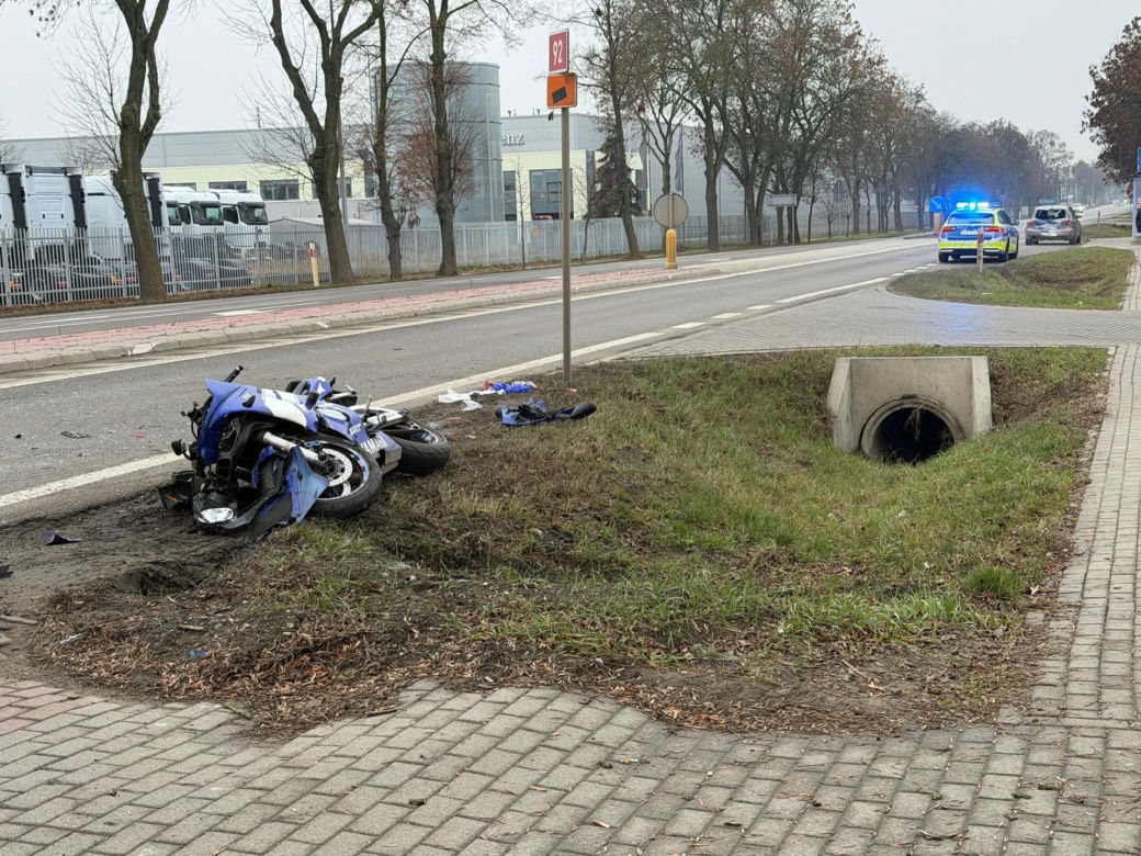 Pijany motocyklista wbił się w tył skody