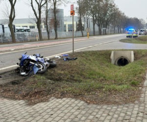 Pijany motocyklista wbił się w tył skody