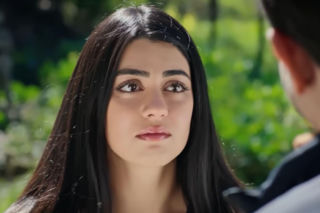 Panna młoda, odcinek 70: niespodziewane pojawienie się Hancer na przyjęciu wywołuje skrajne reakcje