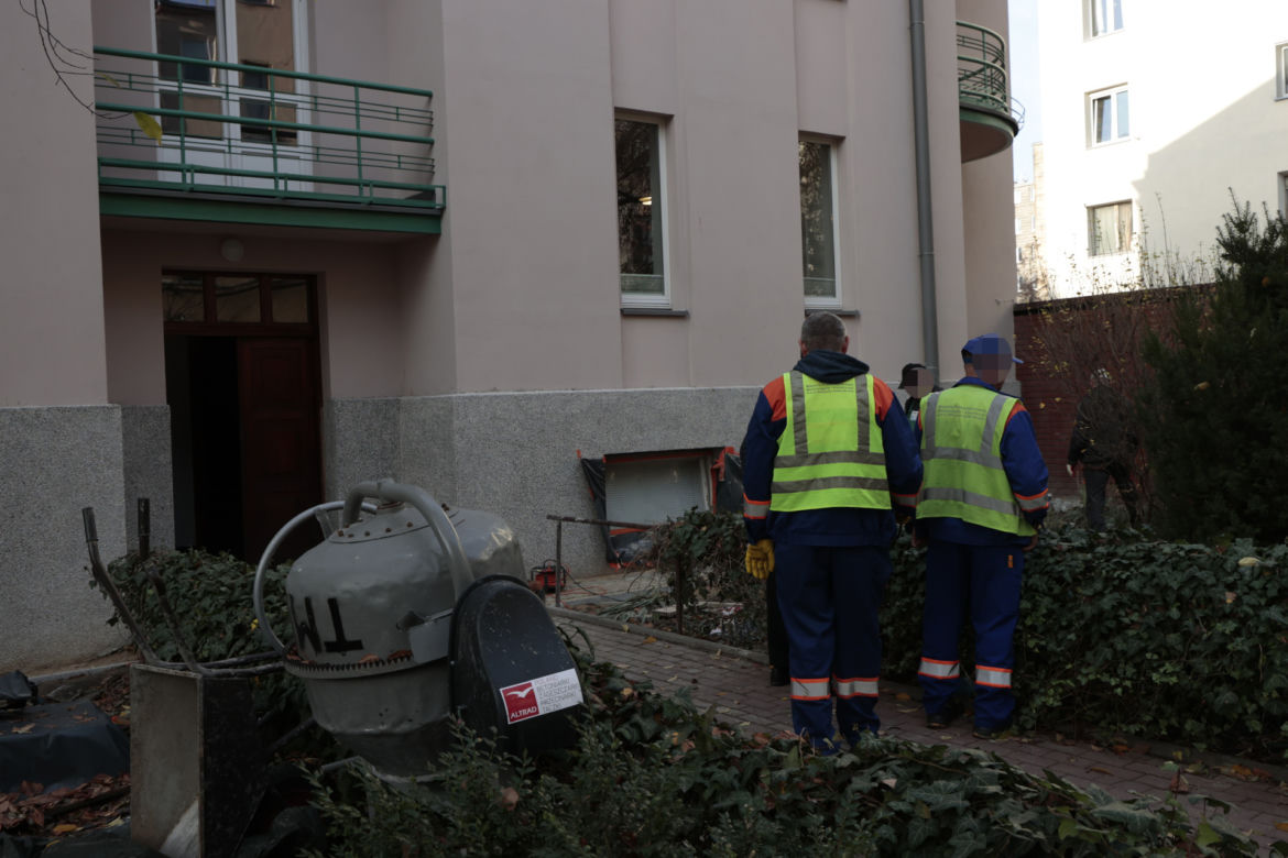Warszawa. Kolejna awaria kanalizacji w kamienicach na Ochocie. W piwnicach znowu wybiły ścieki