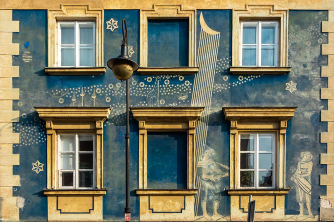 Elewacja kamienicy na Mostowej 8 w Warszawie