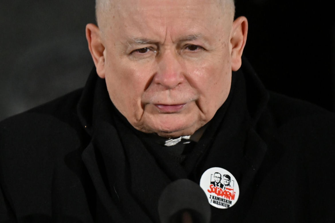Prezes PiS pod więzieniem w Radomiu. Wcześniej czcił pamięć po matce