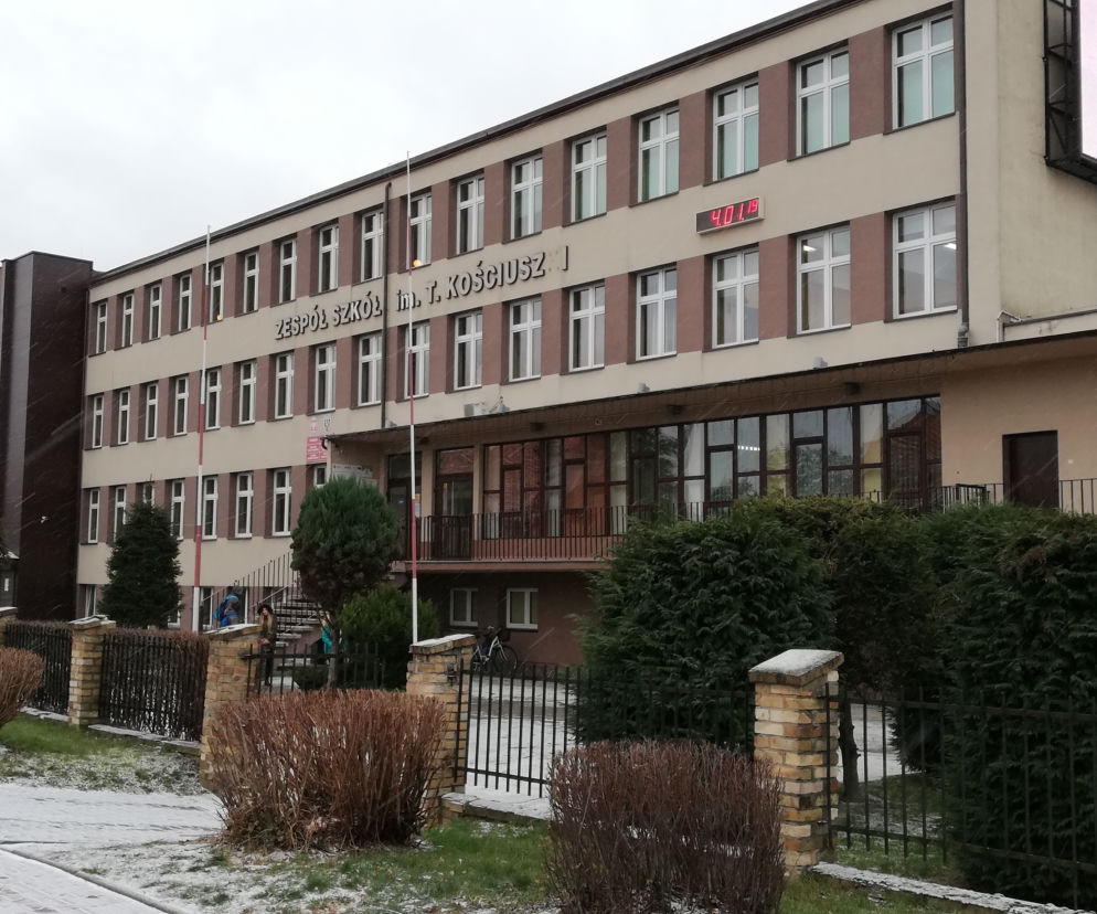 Dyrektor szkoły w Miliczu oskarżony o fałszowanie dzienników lekcyjnych! Brał pieniądze za lekcje, których nie było?