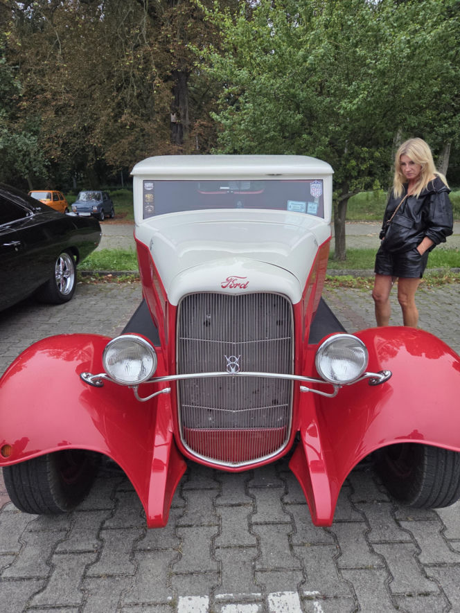 Prawdziwe motoryzacyjne perełki pod Torbydem! Bydgoskie Klasyki Nocą znów zachwyciły